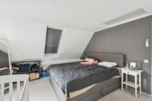 geräumiges Schlafzimmer