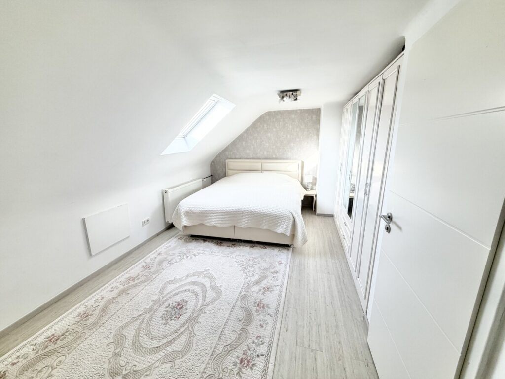 Schlafzimmer DG