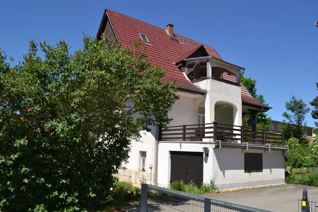 Seitenansicht mit Garage und Terrasse