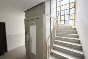 Aufzug-Treppenhaus